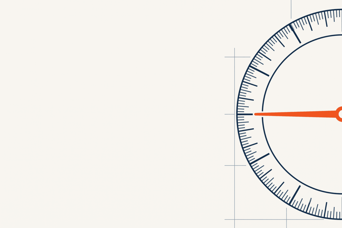 Ausschnitt einer Peilskala mit feinen Teilstrichen und einem einzelnen orangen Indexzeiger.
